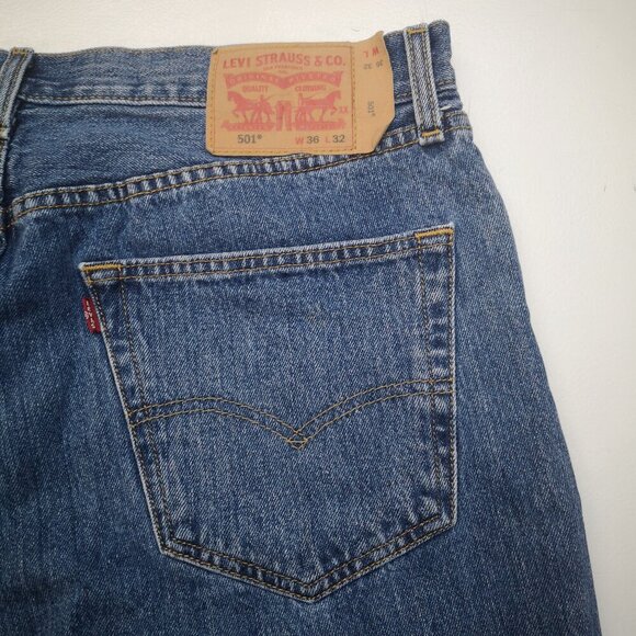 Levi's 501 Men's Size 36/32 Medium Wash Button Fly Straight Leg Jeans - Picture 10 of 13